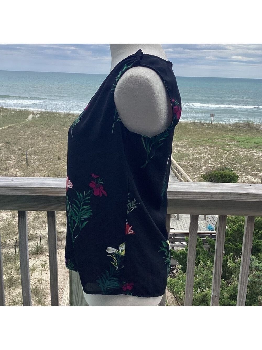 Floral V-Neck Tank by Vince Camuto - Picture 5 of 10